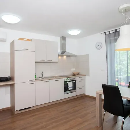 Razingar 9 Apartment *